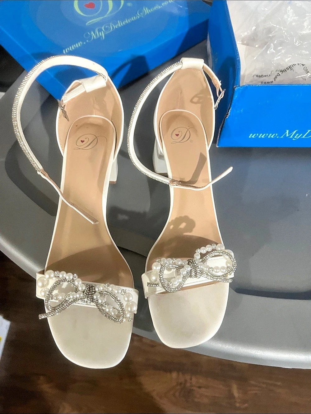 My Delicious Shoes SUN-S Embellished White Sandals US 5 Like New